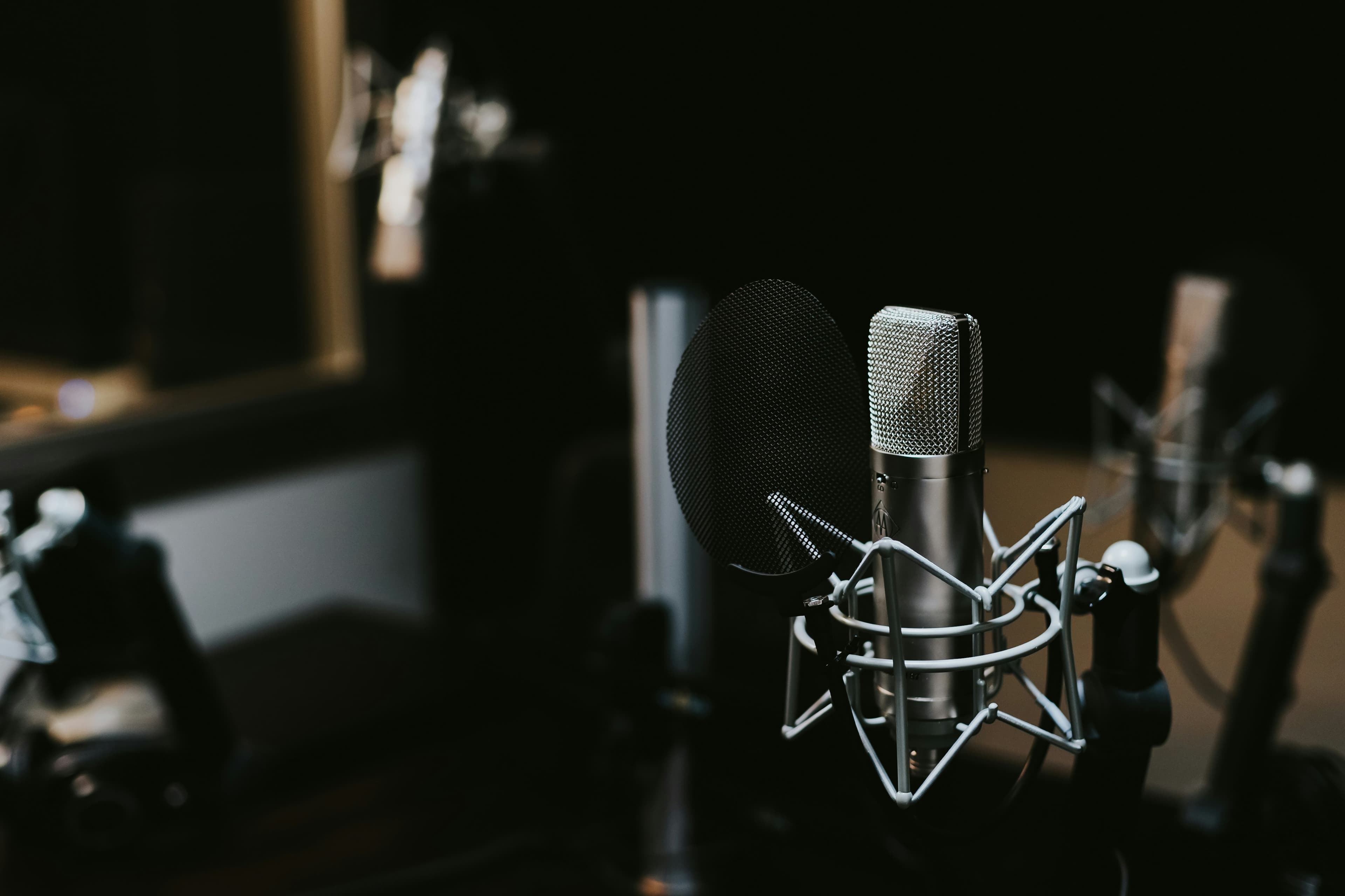 Expert guide on podcasts in PR: from pitching to performing
